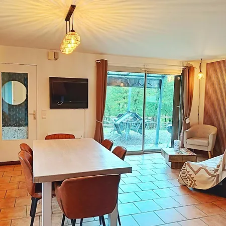 Riviere Et 4 Etoiles - Auvergne - Cantal Su